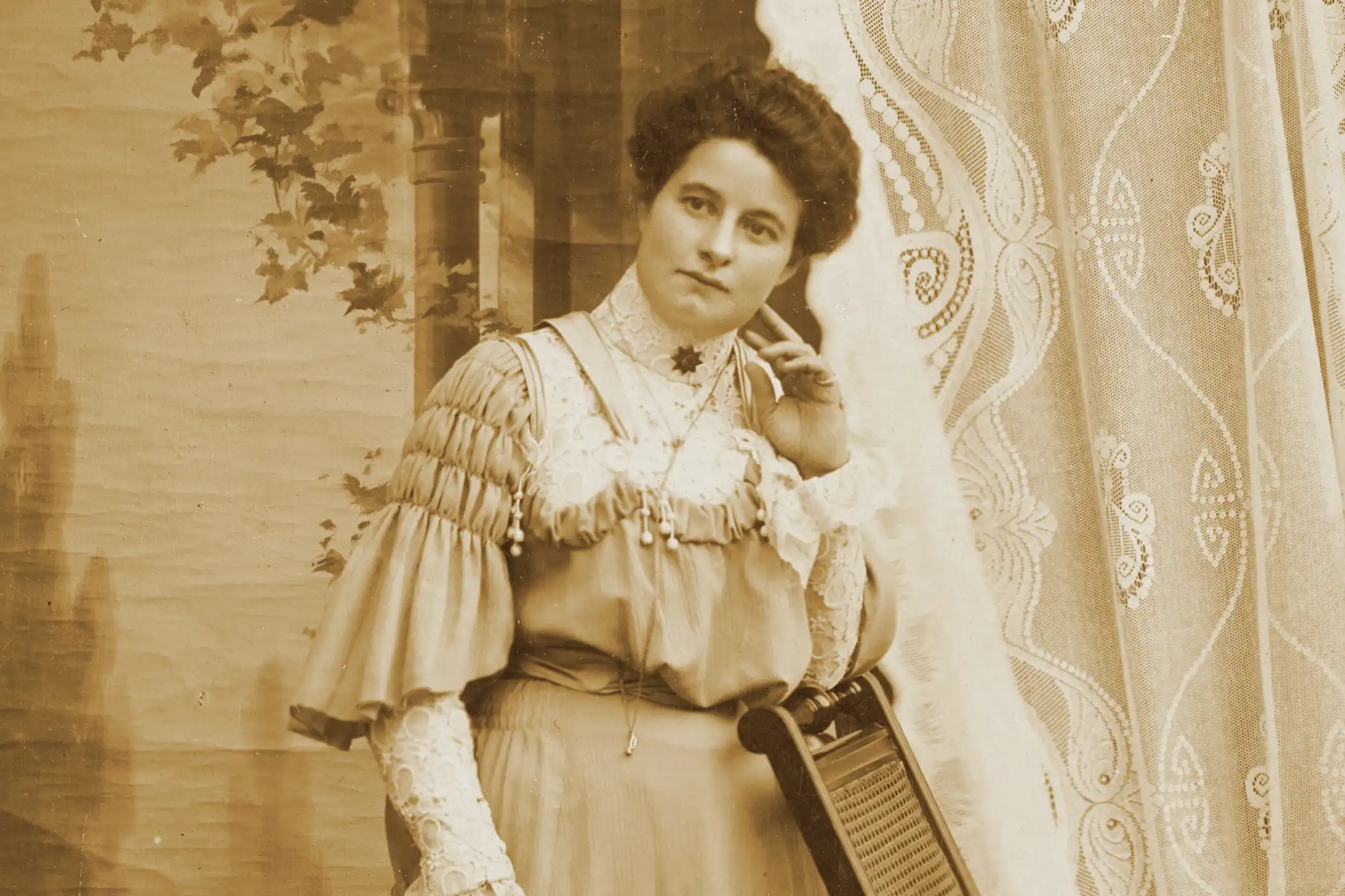 Frau auf einer Stuhllehne lehnend