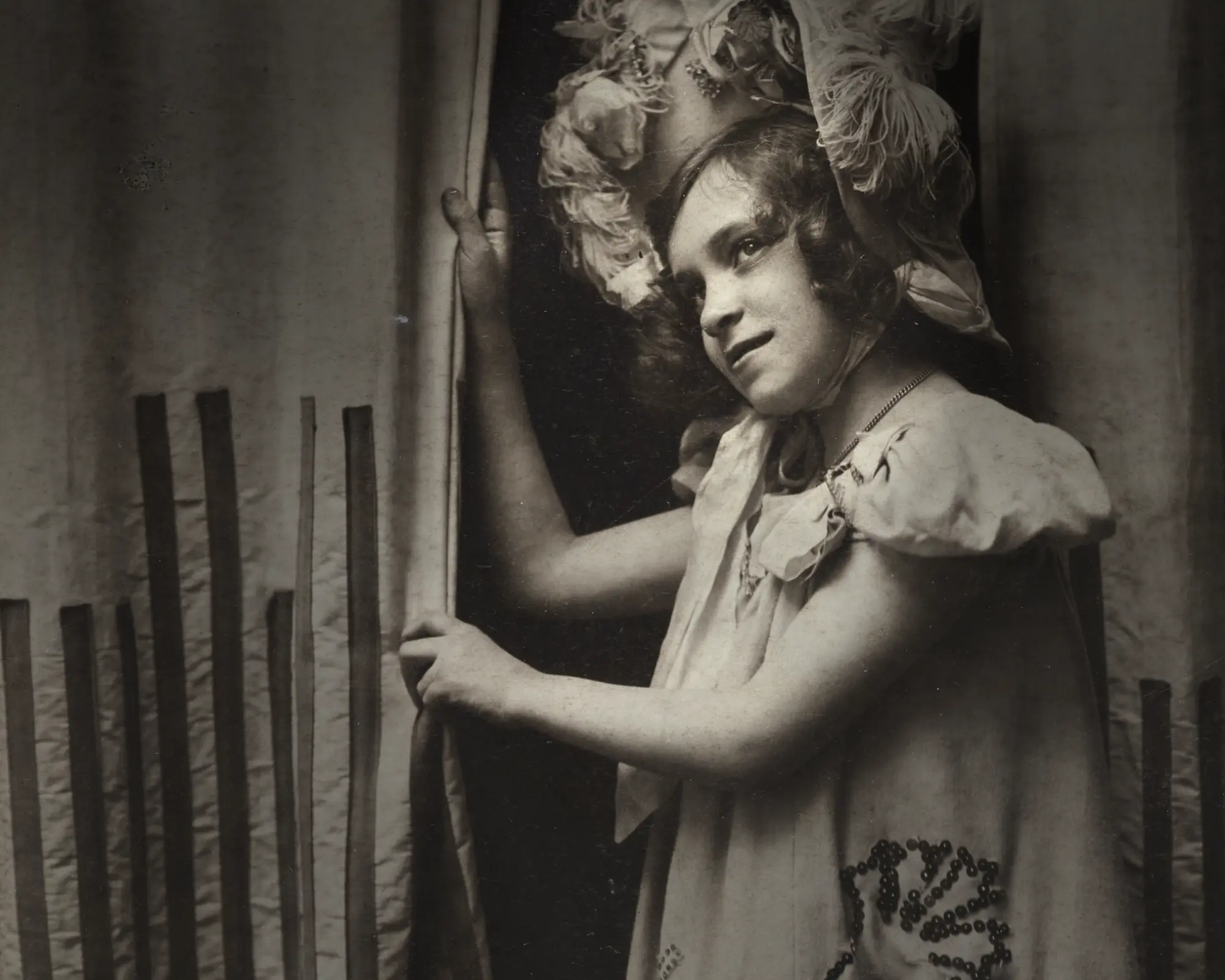 Fotografie eines Mädchens vor einem Vorhang