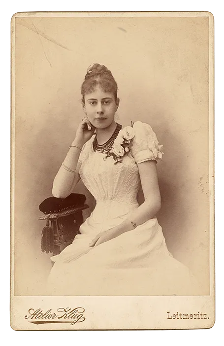 Braut in Ballkleid, Vorderseite