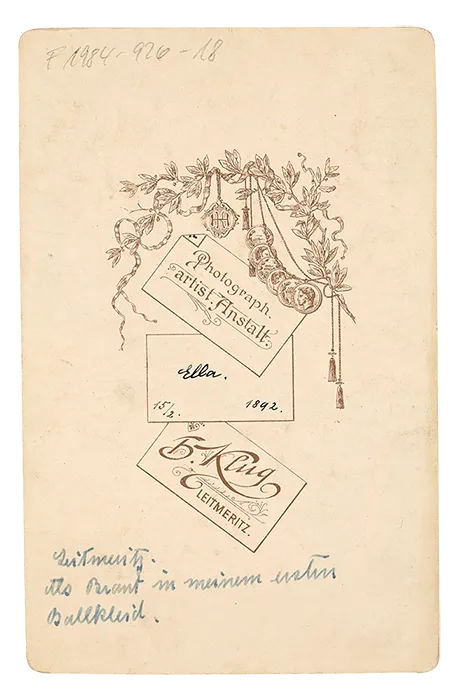 Braut in Ballkleid, Rückseite