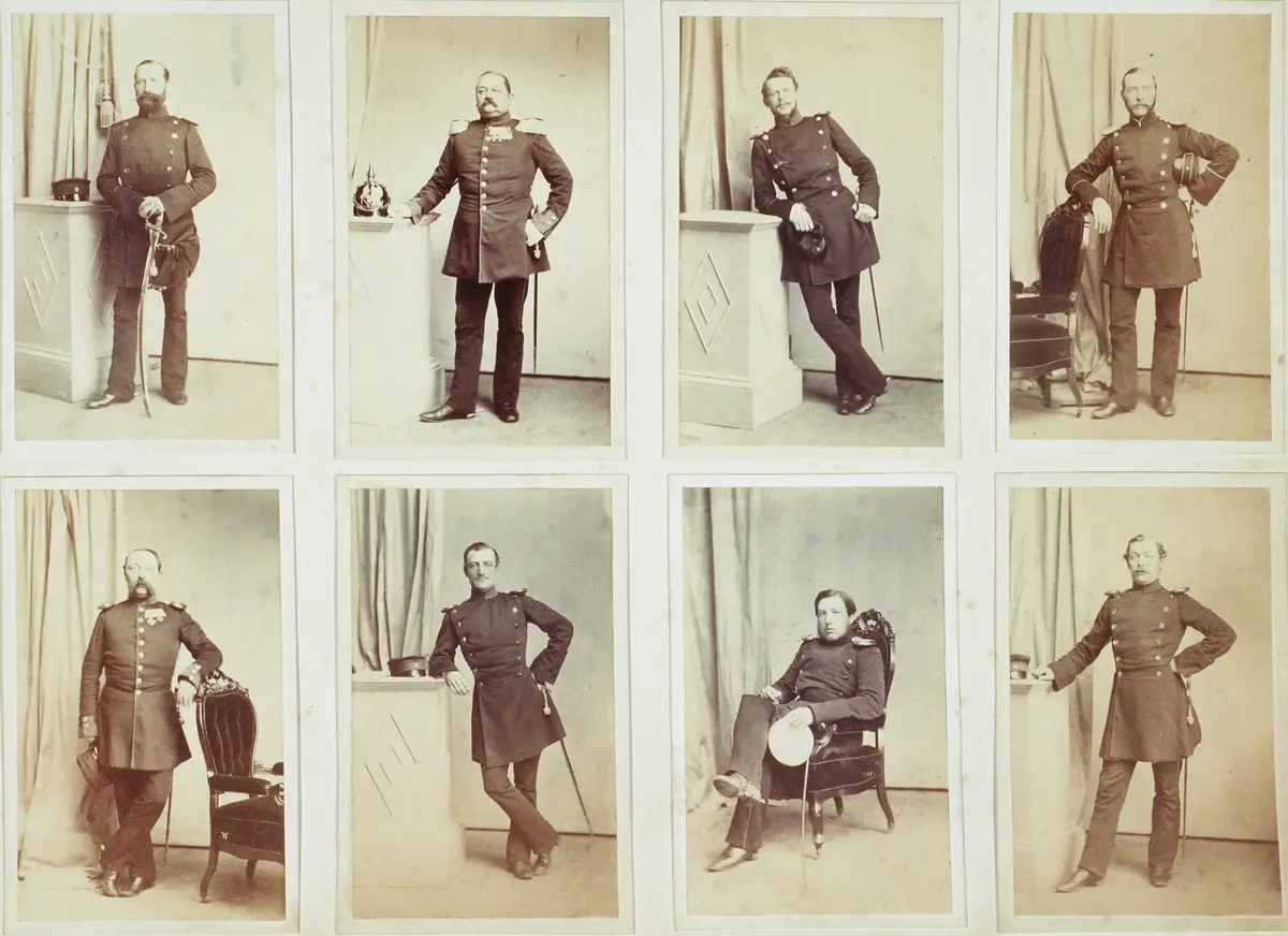 Musterfoto-Buch mit posierenden Herren