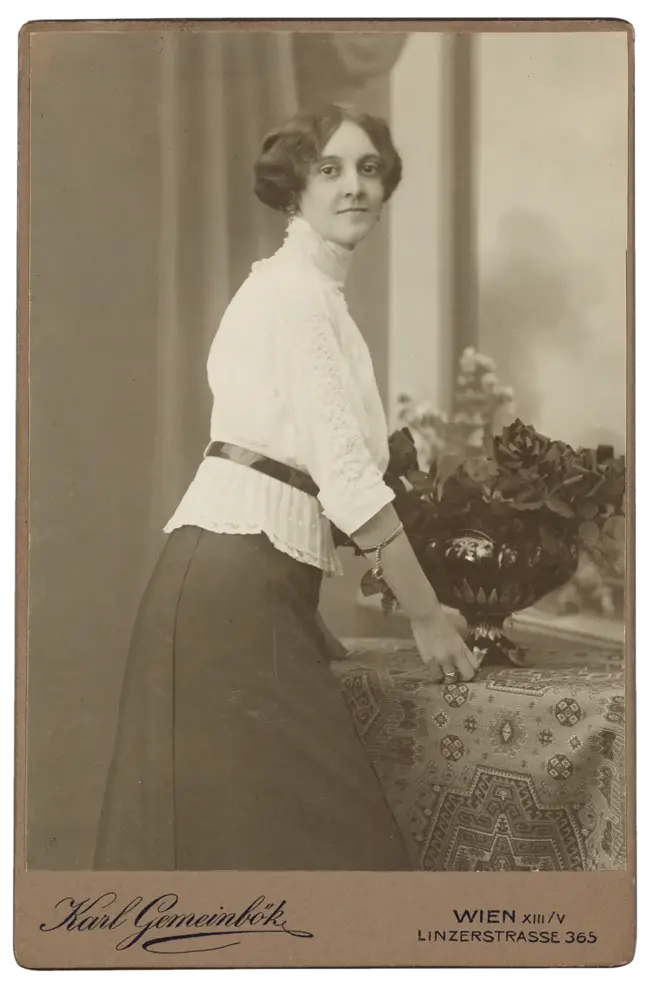 Foto von einer Frau an einem kleinen Tisch